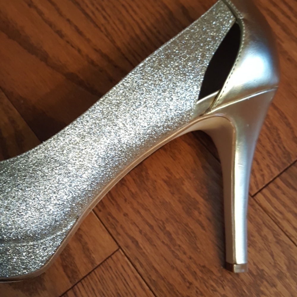 GOLD Alfani heels. - Picture 6 of 7